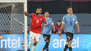 Vidal entró y marcó el único descuento de Chile ante Uruguay en Montevideo