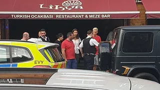 Jugador de Arsenal se enfrentó a delincuentes para evitar robo de camioneta de Mesut Ozil