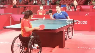 Chilenos Cristián González y Tamara Leonelli debutaron con derrota en el tenis de mesa paralímpico