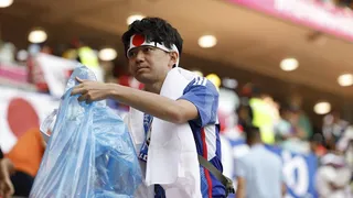 Hinchas de Japón se quedaron a limpiar las tribunas pese a dolorosa caída ante Costa Rica