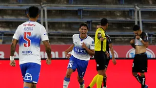 Marcelino Núñez soltó un zapatazo para el empate de la UC ante Palestino antes del descanso