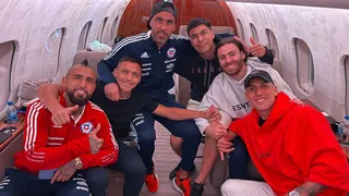 “A seguir conquistando Europa”: Figuras de La Roja comandaron viaje de regreso de seleccionados