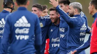 Un ídolo: Messi se dio tiempo para compartir con todos los sparrings de la selección argentina