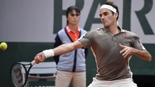 Roger Federer se estrenó con un contundente triunfo en su retorno a Roland Garros