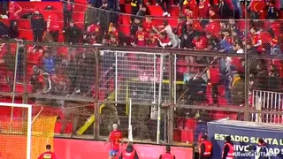 Duelo entre Unión y la UC fue interrumpido por incidentes de barristas con Carabineros