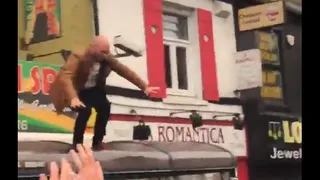 Hincha de Sheffield cayó a través del techo de un paradero durante festejos por el ascenso