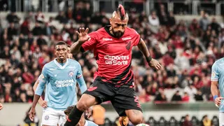 Arturo Vidal debutó en Atlético Paranaense con un triunfo sobre Bahía por el Brasileirao