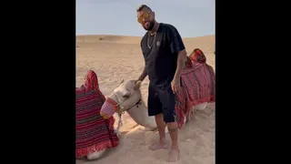 Arturo Vidal visitó camellos en sus vacaciones en el desierto de Dubai