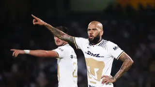 Dani Alves debutó con asistencia en agónica igualdad de Pumas ante Mazatlán