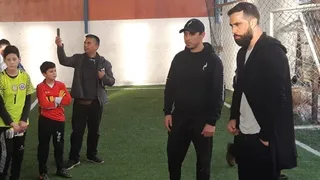Claudio Bravo compartió con alumnos de escuela para arqueros en Playa Ancha