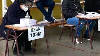 Esteban Paredes trabaja como vocal de mesa en Maipú