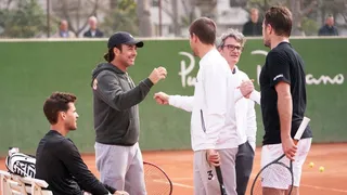El feliz reencuentro de Nicolás Massú con Stan Wawrinka en práctica en Marbella