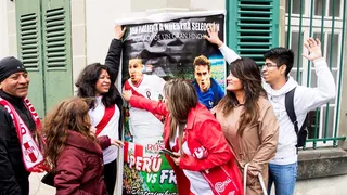Hinchas peruanos llegaron a apoyar a Paolo Guerrero tras audiencia en al TAS