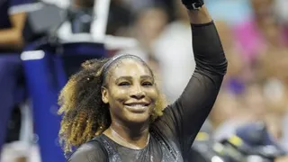 Williams debutó con un triunfo en el US Open y fue homenajeada ante su inminente retiro