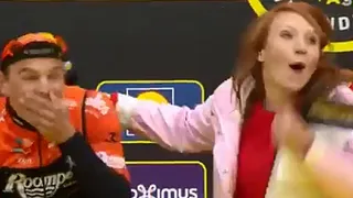 Una periodista vivió incómodo momento con un ciclista durante entrevista en vivo