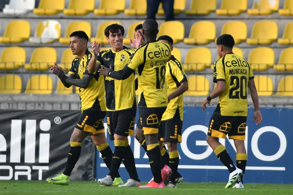 Juan Cornejo celebra tras marcarle a Iquique / ©Alejandro Pizarro Ubilla/Photosport.
