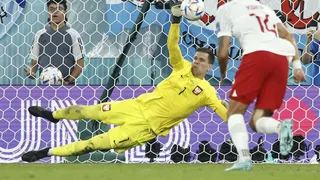 ¡Tapadón! Wojciech Szczesny atajó un penal de Lionel Messi tras un polémico cobro del VAR