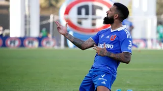 Ronnie Fernández volvió a aventajar a Universidad de Chile con un potente cabezazo