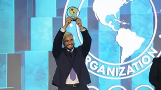 Lucas Nervi lució con orgullo su premio en la Gala de Panam Sports