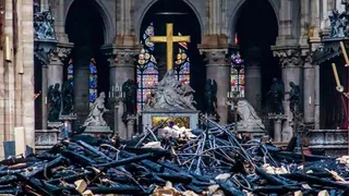 Pamela Anderson criticó a Olympique de Marsella por recaudar fondos para Notre Dame