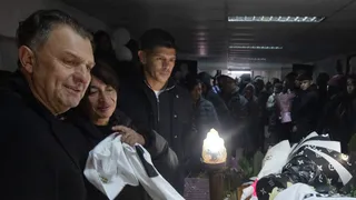 Aníbal Mosa y Esteban Pavez asistieron al velorio de uno de los hinchas fallecidos en el Estadio Monumental