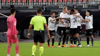 A Real Madrid le cobraron tres penales en contra, fue goleado por Valencia y se alejó de la cima