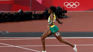 Elaine Thompson sumó su segundo oro en Tokio al ganar los 200 metros femeninos