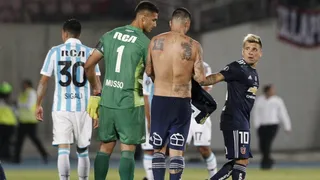 Mauricio Pinilla posó con la camiseta del portero de Racing y recibió troleo de Arturo Vidal