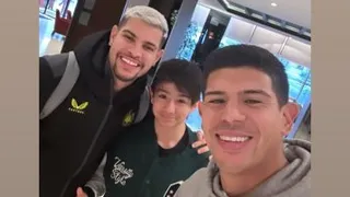 Esteban Pavez se reencontró con Bruno Guimaraes en su visita a Inglaterra