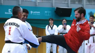 Presidente Boric se animó a practicar patadas con taekwondistas en el Parque Estadio Nacional