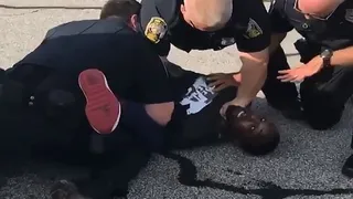 Estados Unidos: Policía fue despedido por asfixiar a ex jugador de fútbol americano