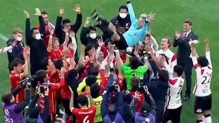 Árbitro japonés se retiró ovacionado y un jugador se sacó la camiseta para recibir su última amarilla