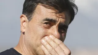 Barristas de Colo Colo apedrearon el auto de Gustavo Quinteros