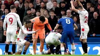 La escalofriante patada en la cara que sufrió César Azpilicueta en la derrota de Chelsea