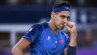 Alejandro Tabilo debutó con éxito en Queen’s y presentó a su nuevo entrenador