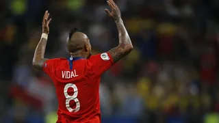 Arturo Vidal regaló su chaqueta e hizo feliz a un hincha tras el triunfo de Chile sobre Colombia