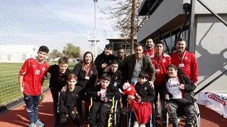 La selección chilena recibió la visita de los niños de la Teletón previo viaje a Copa América