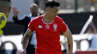 Rodrigo Echeverría regaló casi toda su ropa en la cancha y reveló una vistosa herida en su cuerpo