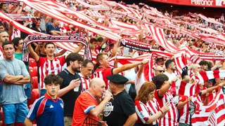 Hinchas protagonizaron violenta pelea en la previa de la final de la Copa del Rey