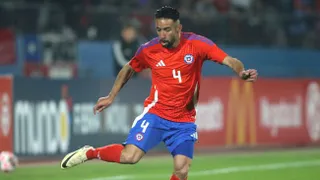Mauricio Isla celebró su cumpleaños en pleno camarín de la Roja antes de Copa América