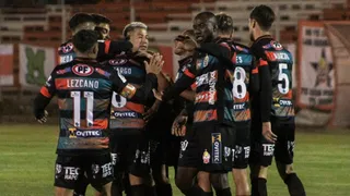 Cobresal se hizo fuerte en casa y venció a Everton con una reñida remontada